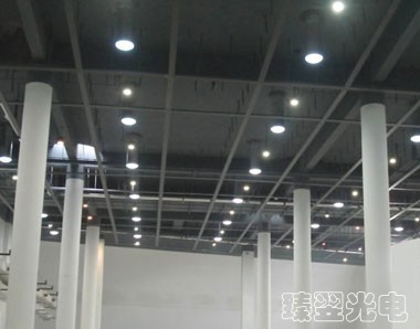 光導(dǎo)日光下的敞亮廠(chǎng)房